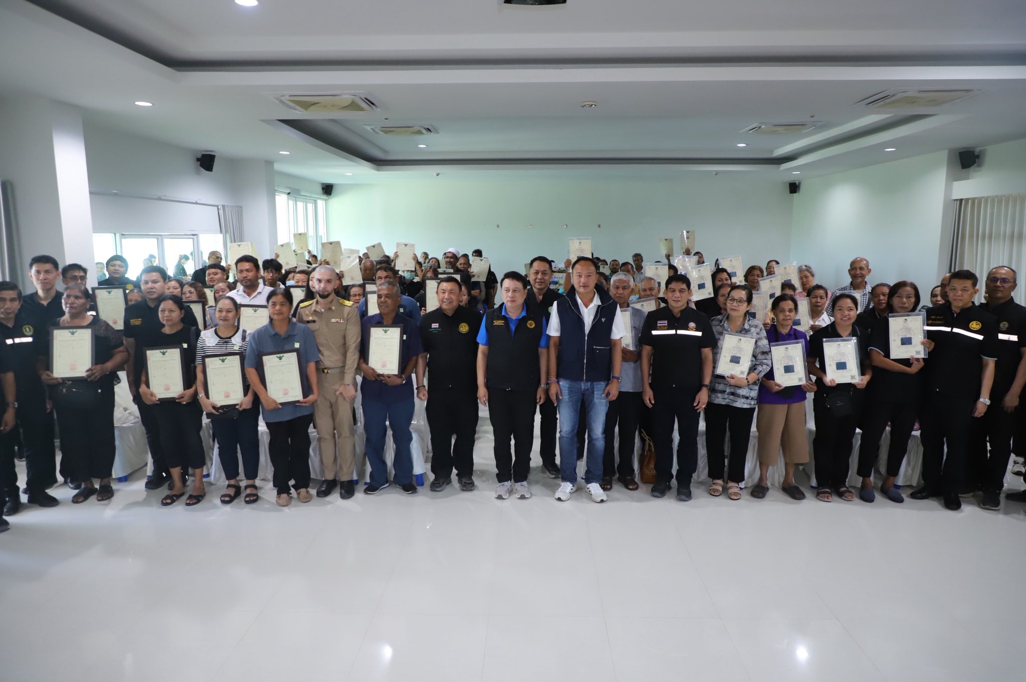 title - รมช.เกษตรฯ มอบโฉนดเพื่อการเกษตร โฉนดต้นไม้ ยกระดับที่ดินทำกินในกระบี่ หนุนเกษตรกรเข้าถึงแหล่งทุน